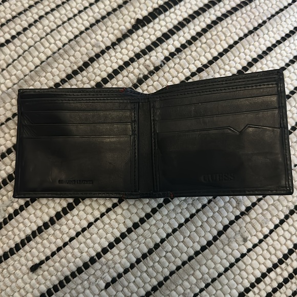 Guess Wallet - Picture 6 of 13